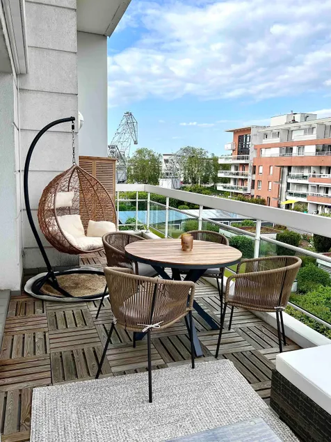 Stylish air-conditioned 2-bedroom apartment, terrace & pool table - Image 1