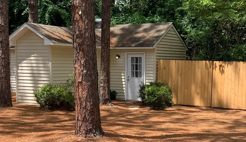 The Caddie’s Cottage, a cozy golf retreat. - Image 1