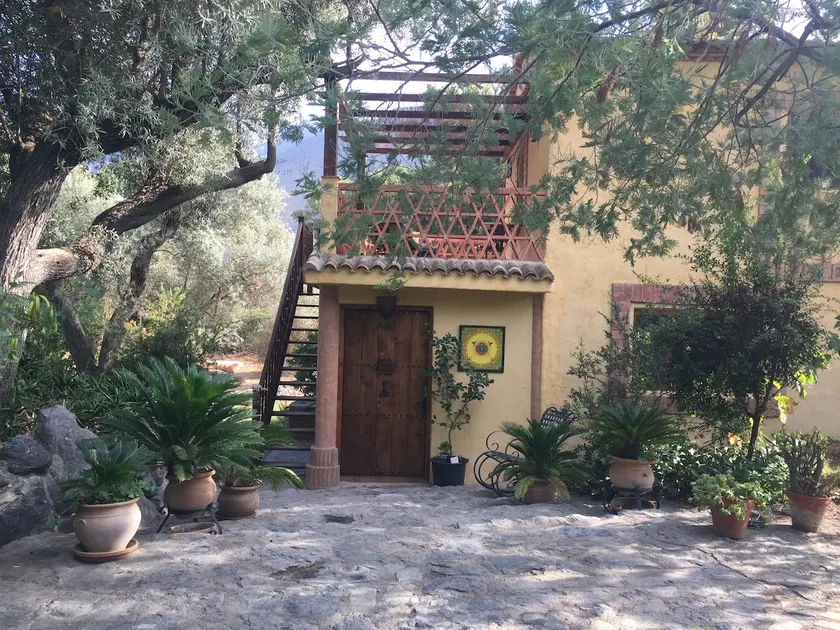 Peaceful & Private Terrace Studio, Mountain Views. - Image 1