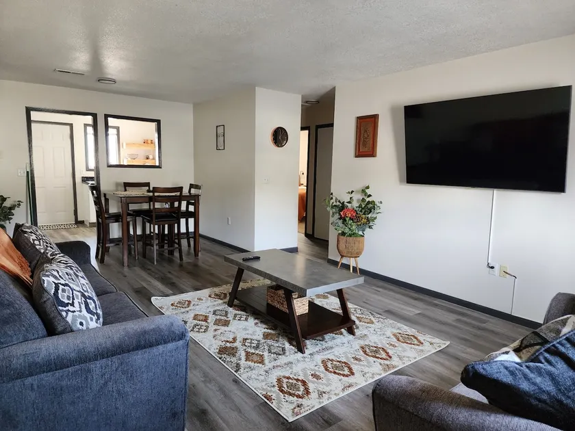 Quiet renovated apt unit north Dodge - Image 1