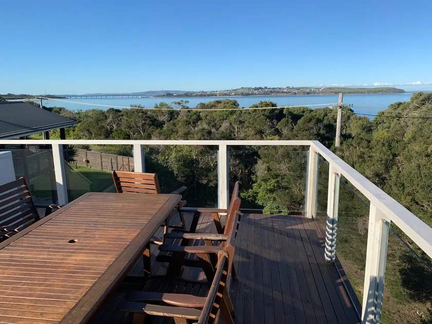 Walk to the beach from this coastal retreat - Image 1
