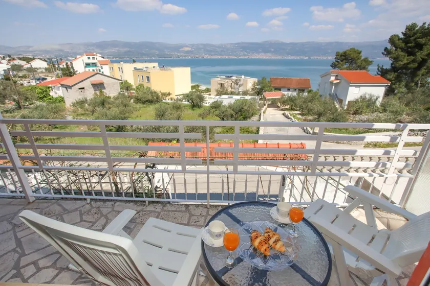 Green Oasis House with Sea view - Image 1