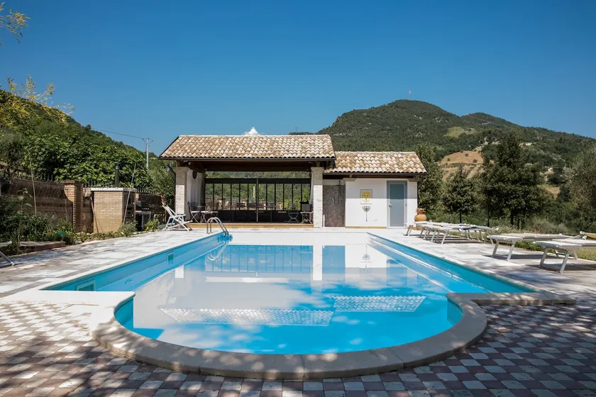 Large apartment in a villa with a park and swimming pool - Image 1