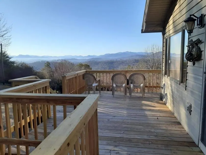 Enjoy expansive view at Crockett Mountain Cottage - Image 1
