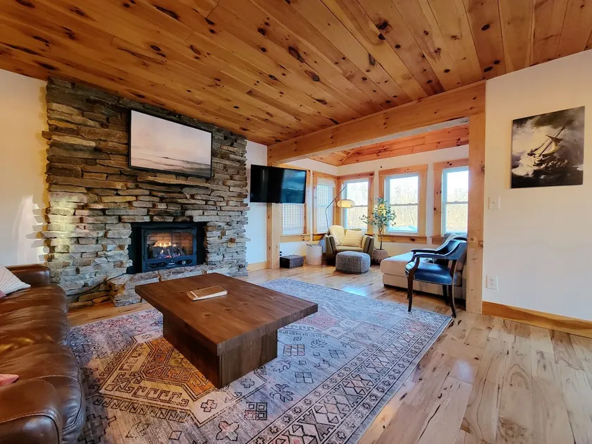 Charming Lake Cottage w/ Hot Tub & Kayaks - Image 1
