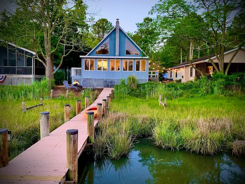Charming Waterfront Cottage w/2 King Suites + Dock - Image 1