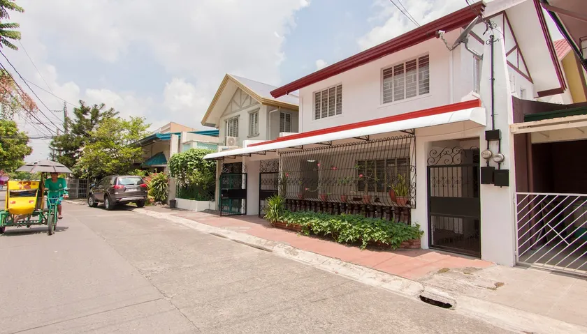 Charming dual level house in gated community - Image 1