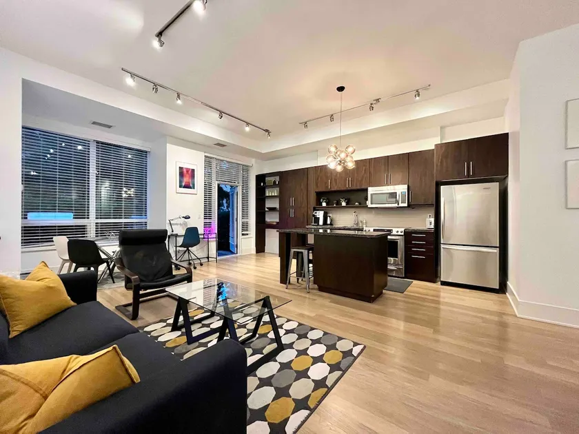 Modern Downtown Loft with Private Garden - Image 1