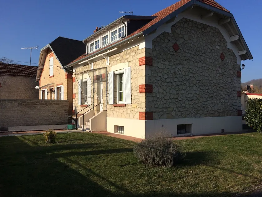 House and garden in the heart of a village - Image 1