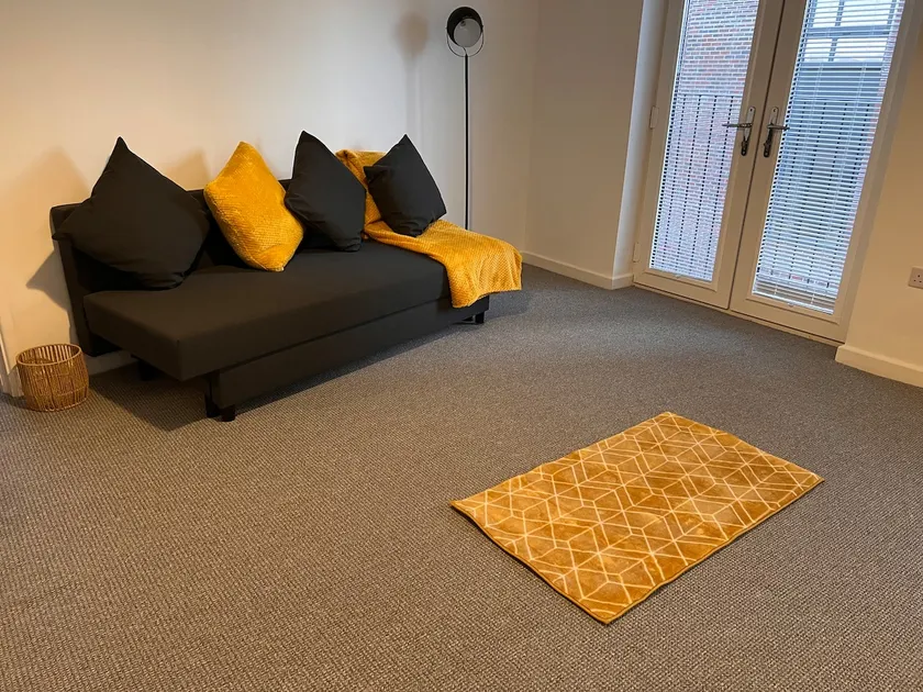 Superb modern flat in Northampton, parking &EV - Image 1
