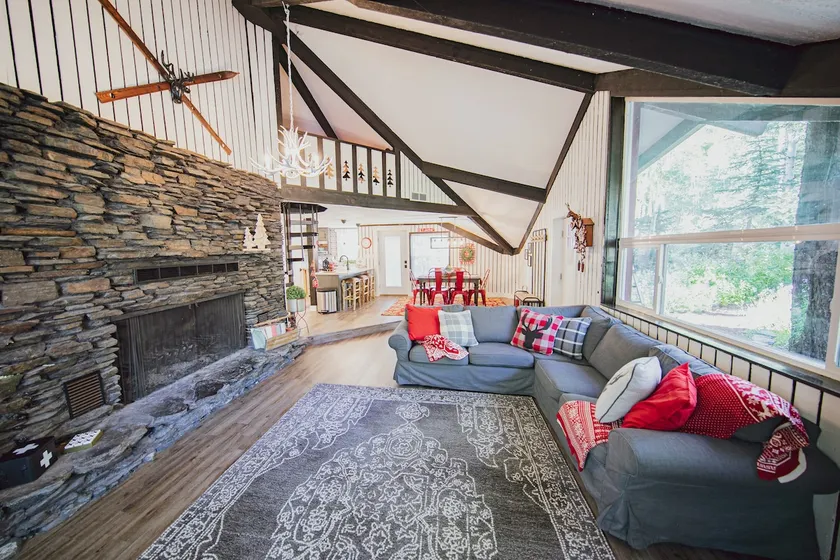 Hidden Gem! Swiss Cottage Ski Chalet - Image 1