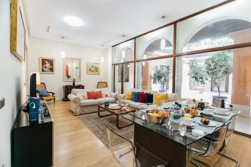 Stunning Upscale Inner Courtyard - Image 1