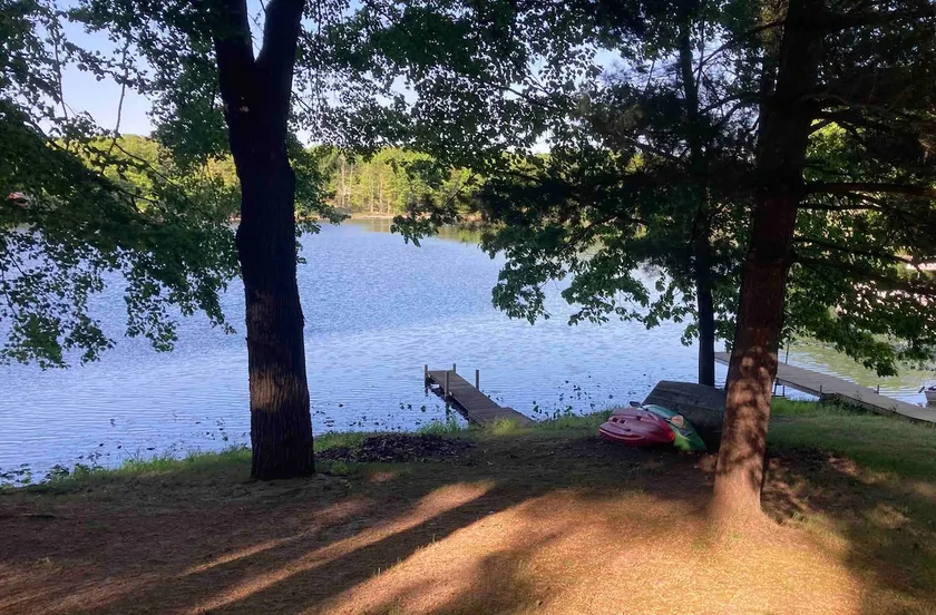 Cozy waterfront pine cabin - Image 1