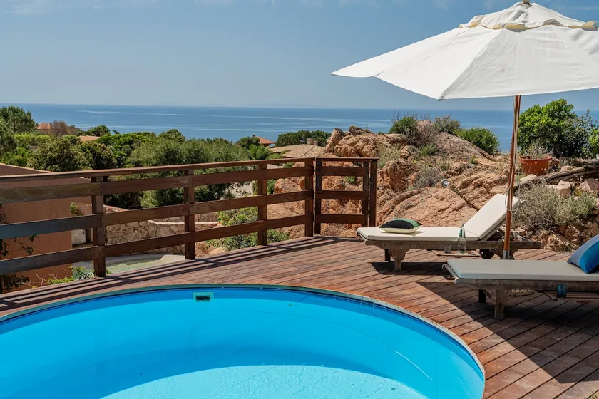 MAGNIFICENT HOUSE WITH SWIMMING POOL - Image 1