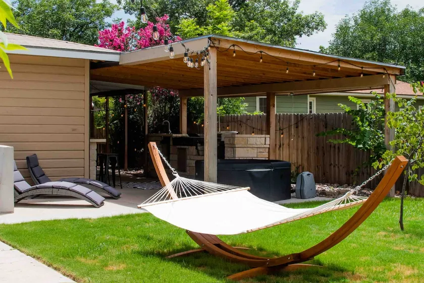 Eclectic Design| Hot Tub| Fire Pit| Pickleball - Image 1