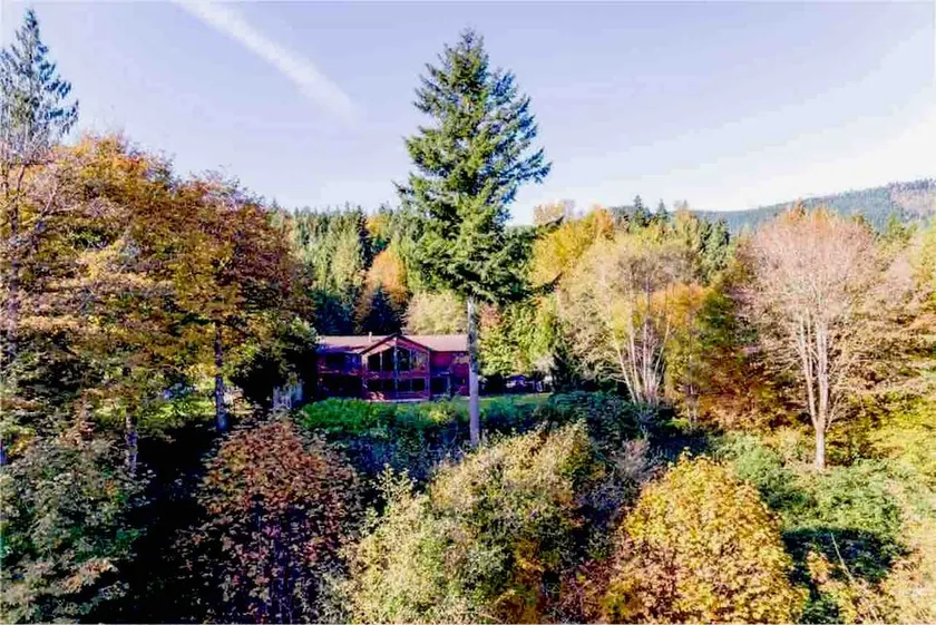 Barrel sauna, 2 hot tubs, pool table,private beach - Image 1