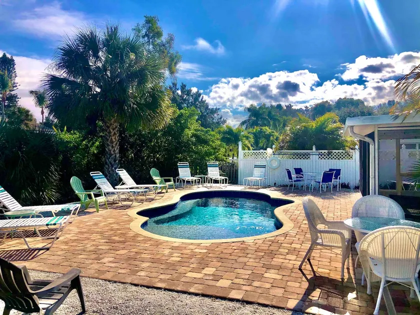 King bed. Pool. Daily rentals - Image 1