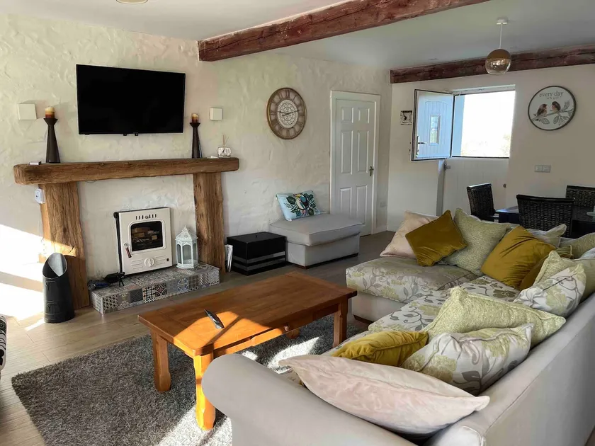 Cheerful 3-Bedroom cottage with fireplace - Image 1
