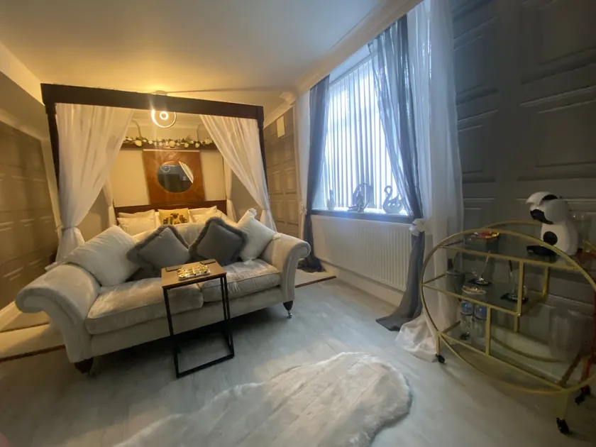 4 * Luxury Apartment to rent at The Old Exchange - Image 1