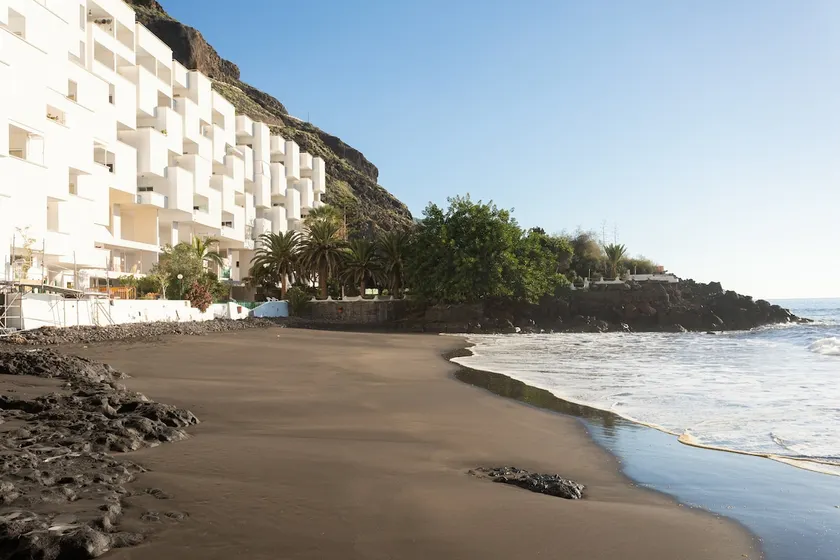 Frontline Beach Apartment - Image 1