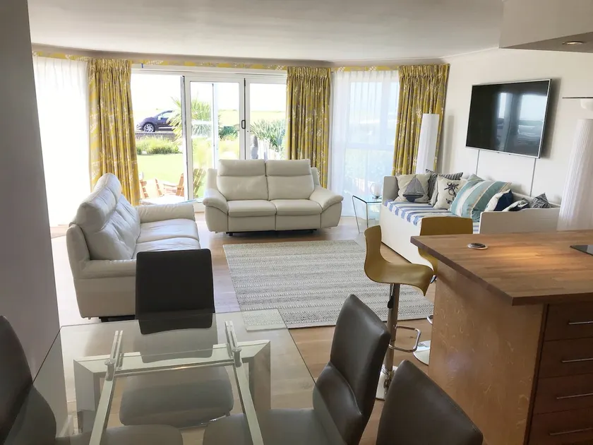 Barton on Sea self contained, stunning sea views - Image 1