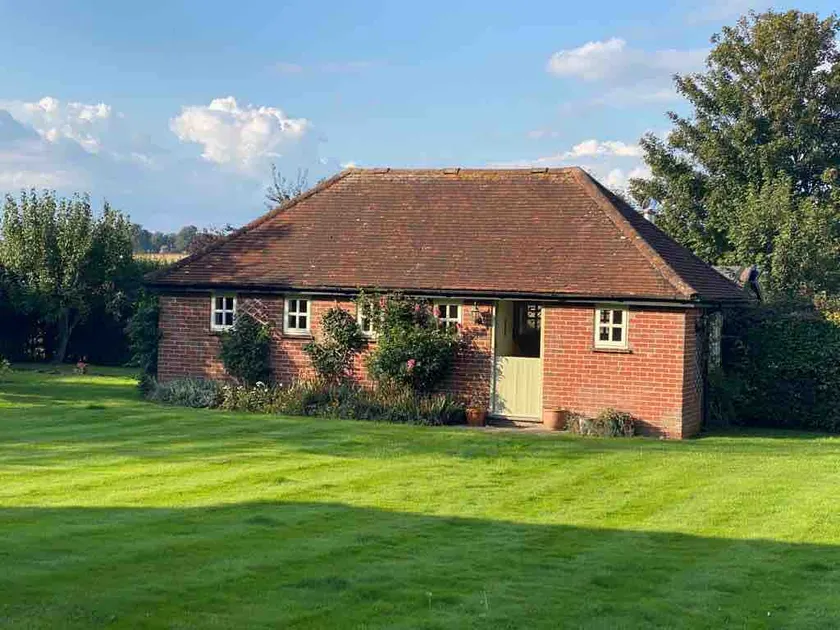 A charming cottage in a beautiful setting. - Image 1