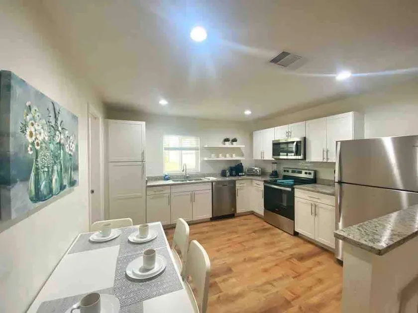 *New*Sunshine Gorgeous- 3bd/2ba -Private Backyard! - Image 1