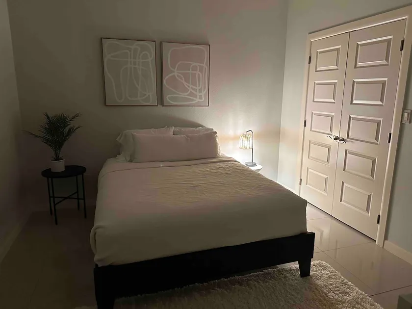 2br/2bth Sleek Modern Stay - Image 1
