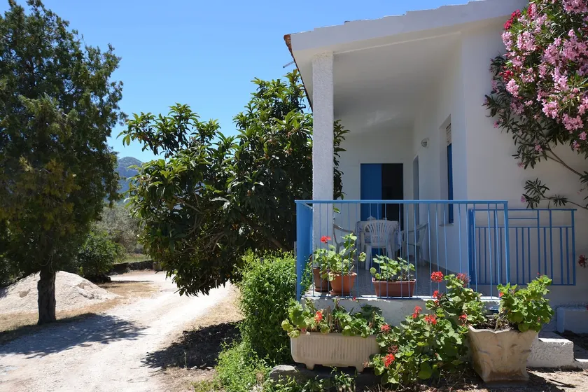 detached house, surrounded by greenery overlooking the sea - Image 1