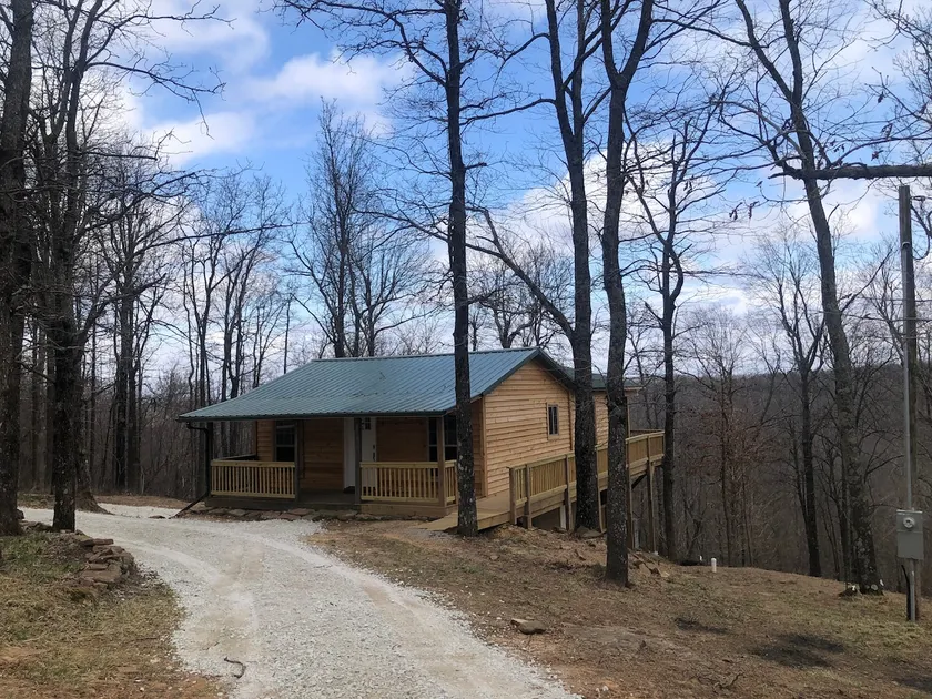 Cabin with hot tub located near hiking trails - Image 1