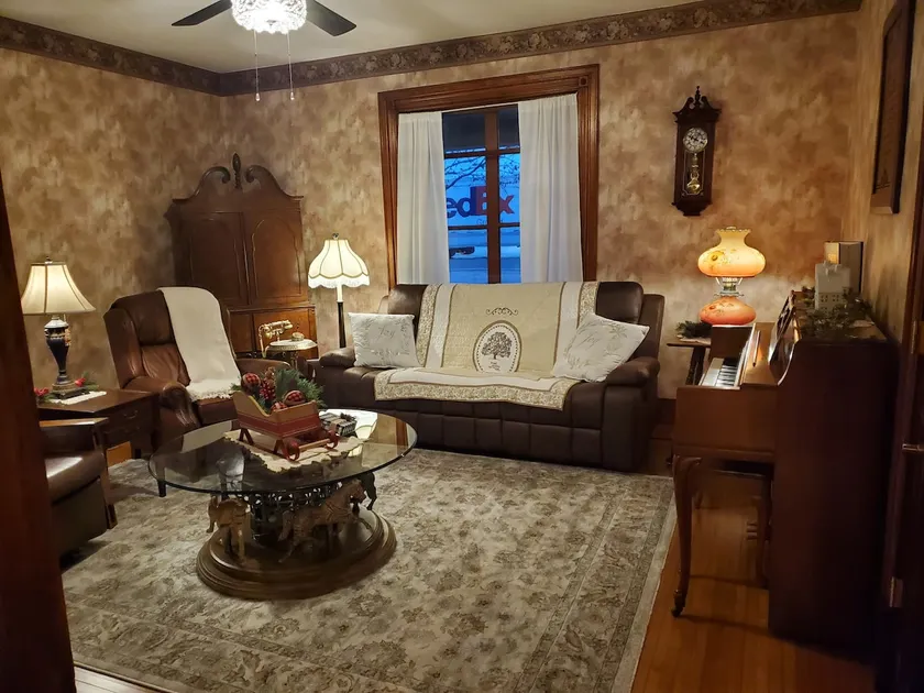 Cozy 4 bedroom 2 bath Victorian home w/ fireplace - Image 1