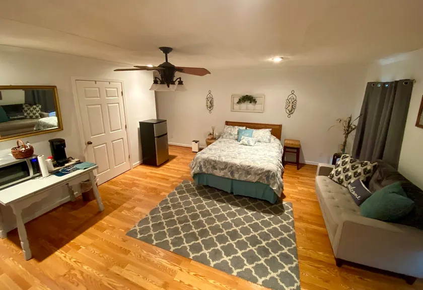 Cozy One-Bedroom Suite with Private Entrance - Image 1