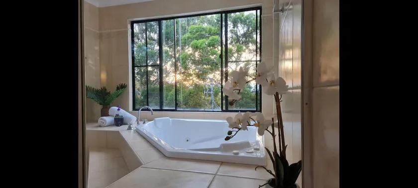 Serenity, guest suite with bush outlook - Image 1