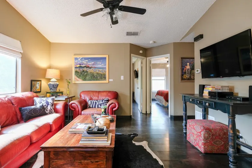 Comfortable Central Apartment with Unique Austin Vibe Perfect for Long-term Stays - Image 1