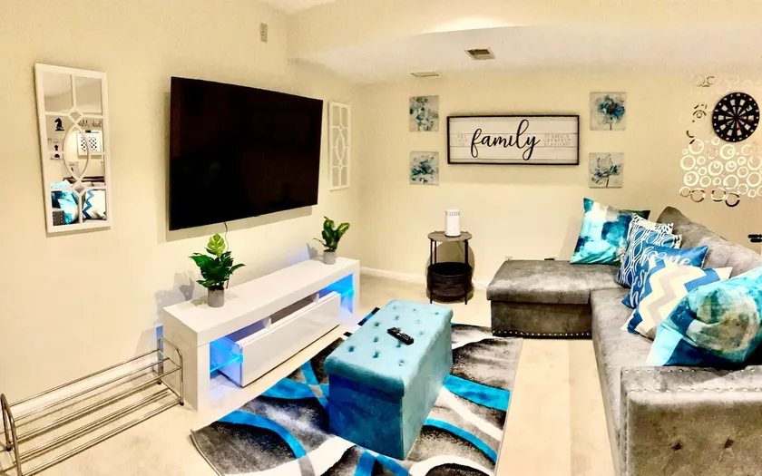 LUXURY PRIVATE BASEMENT *KING, QUEEN & SOFA BEDS* - Image 1