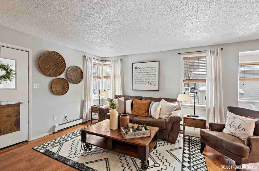The Tanglewood House • Bright + Cozy -Near Airport - Image 1