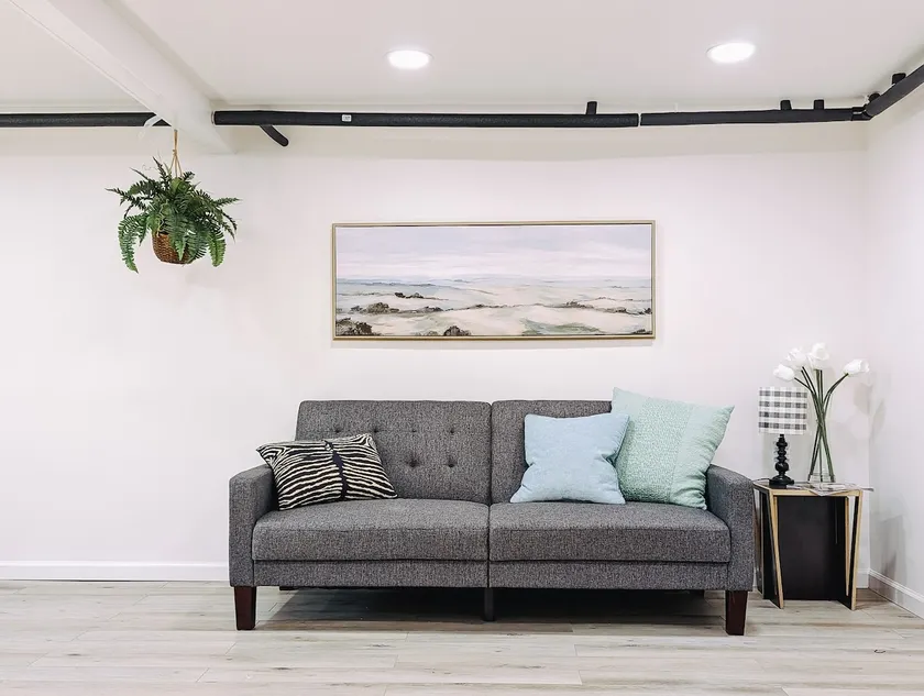 Spacious studio near Hofstra University. - Image 1