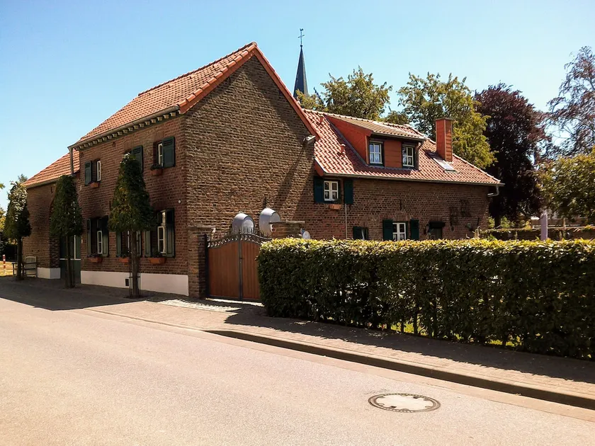 Monument to farm - Image 1
