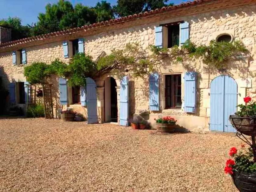Les Roses gîte in 16th century house – swimming pool - Image 1