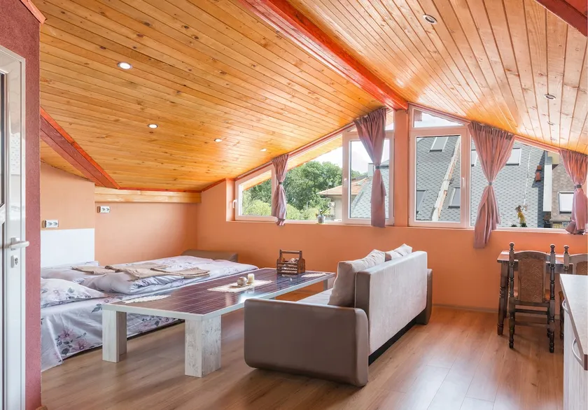 Convenient, Central Seaside Location! - Image 1