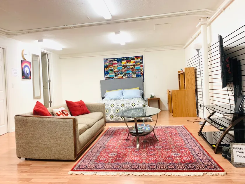 Midtown, Spacious & Homey Apartment201 - Image 1