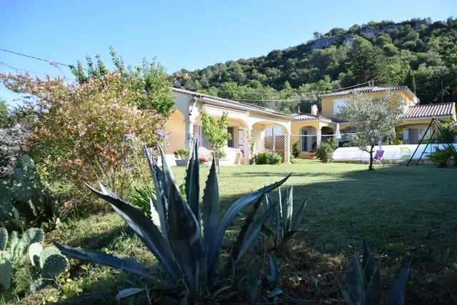 Maisonette in property with pool - Image 1