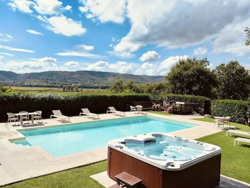 Luxury Villa Tuscany Pool & Jacuzzi | Sleeps 20+ - Image 1