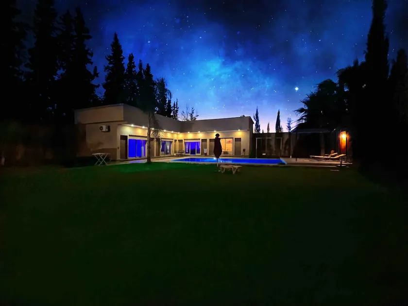 Modern villa with pool - Image 1