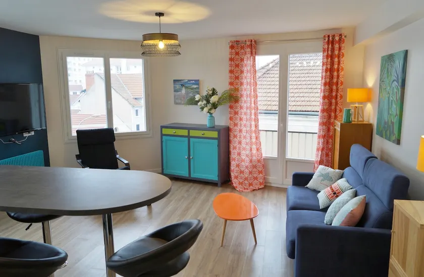 Cozy and bright 2-bedroom apartment, popular Le Plan d’Eau neighborhood - Image 1