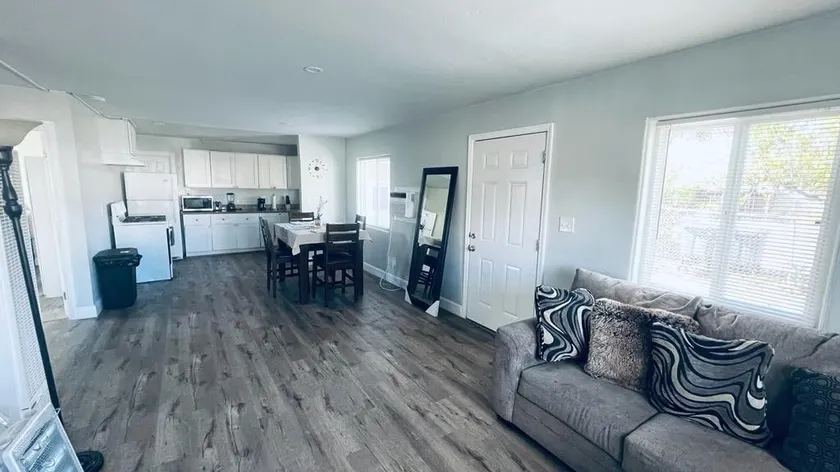 Lovely 2-Bedroom apartment with free parking - Image 1