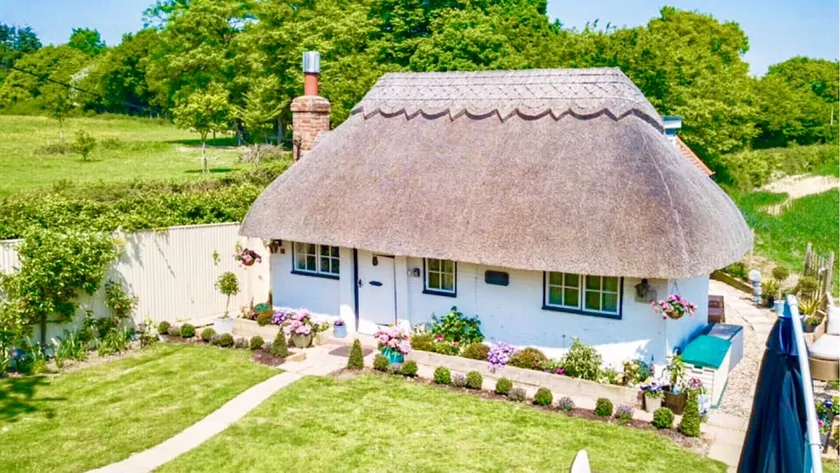 Cosy Thatched Cottage in Kent | Hot Tub | Sleeps 6 - Image 1