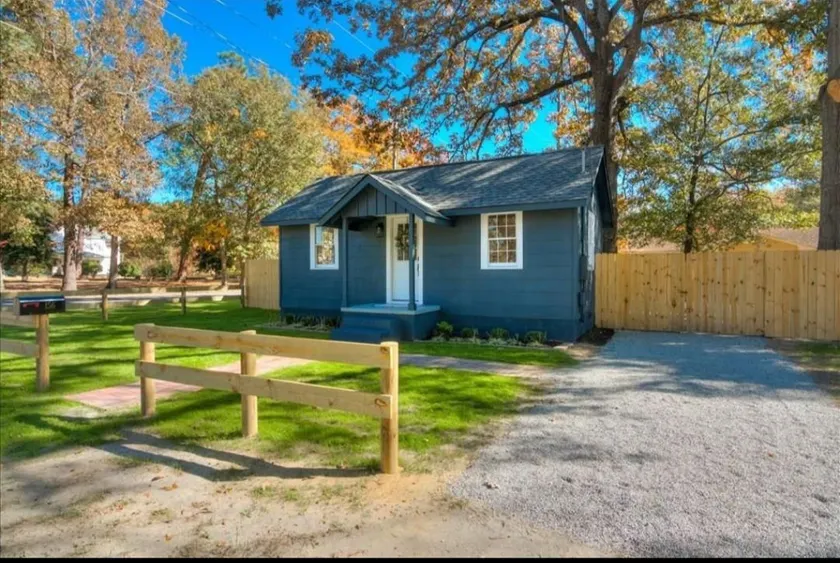 Sly Fox Cottage - Image 1