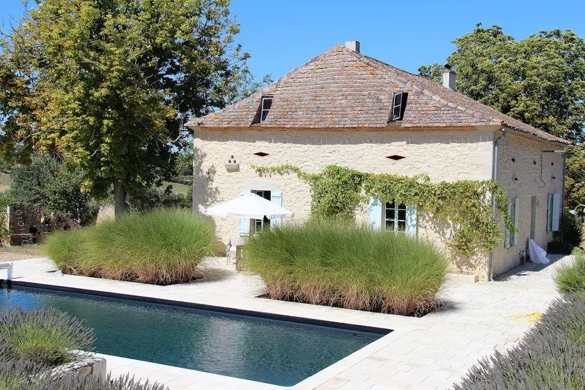 Beautiful farmhouse - Image 1
