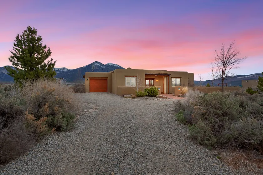 Cozy 3 BR Adobe Home w/ Amazing Mountain View - Image 1